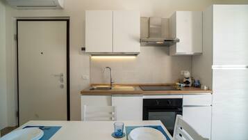 Fridge, oven, dishwasher, coffee/tea maker