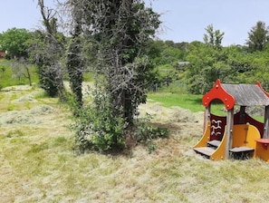 Children's area - Charming house (140 m2) between Dijon and Beaune (Semezanges,)