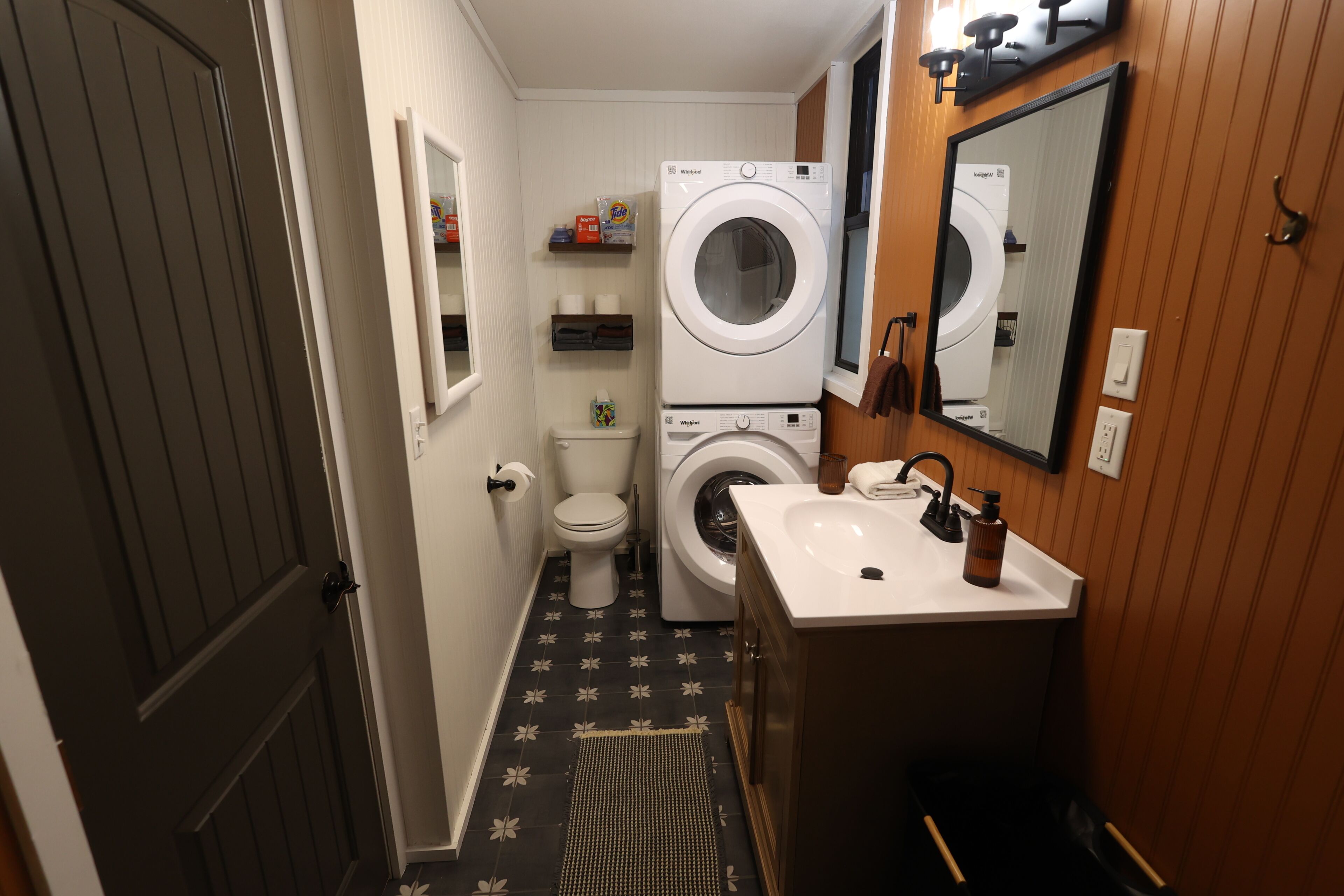 Douche, serviettes fournies, savon, papier de toilette