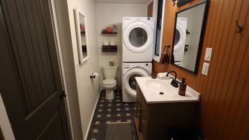 Douche, serviettes fournies, savon, papier de toilette