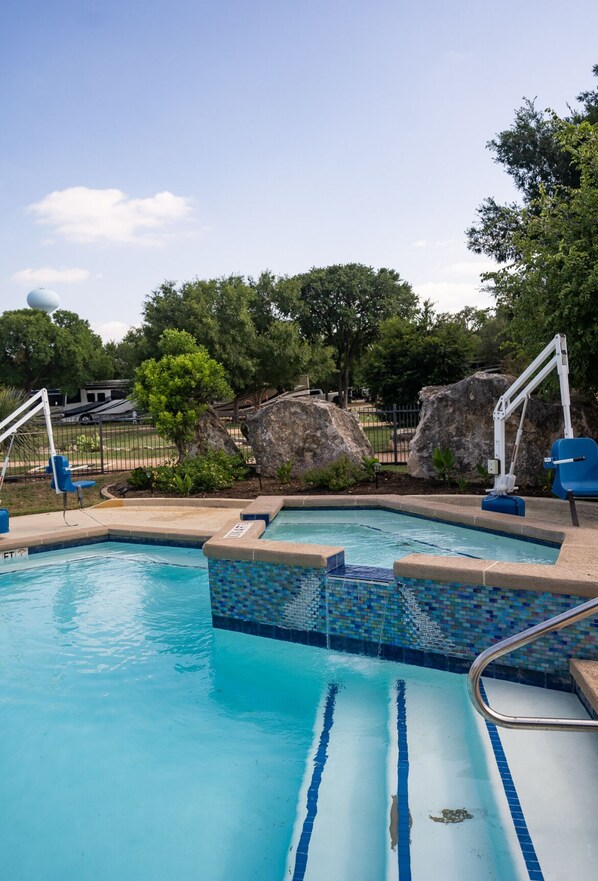 Pool - The Pink Pony Tiny House at Lake Travis (Austin)