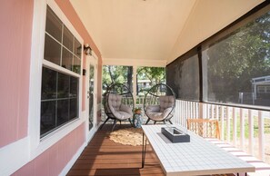 Outdoor dining - The Pink Pony Tiny House at Lake Travis (Austin)