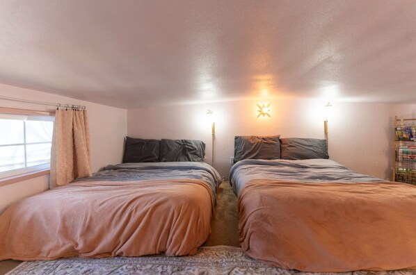 Desk, WiFi, bed sheets