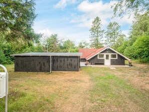 A single-story house with a red roof, a wooden shed, and a grassy yard. - 4 Star Holiday Home in Silkeborg (Silkeborg)
