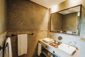 Habitación doble Confort, vista al jardín | Baño