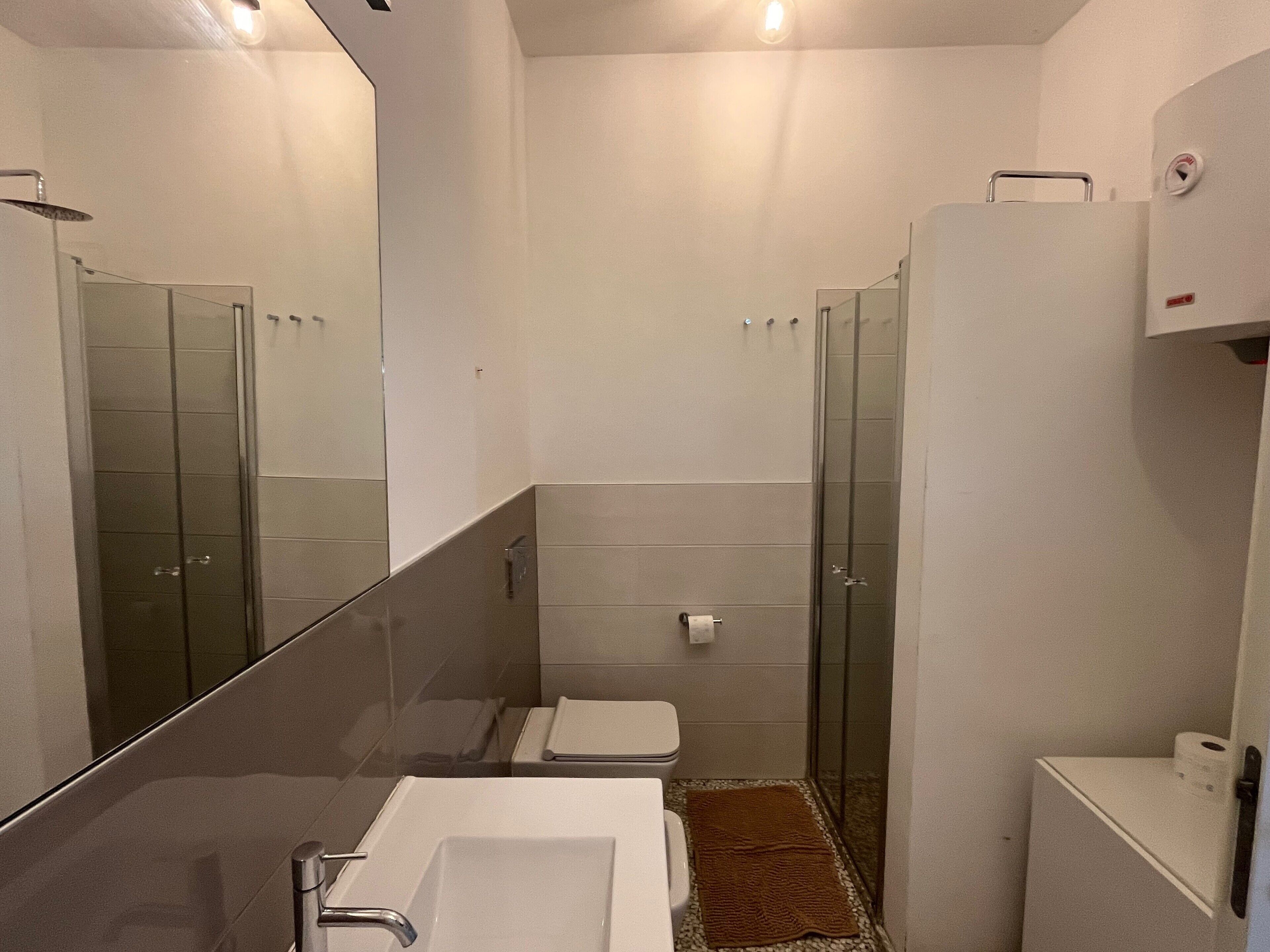 Dusche, Haartrockner, Handtücher