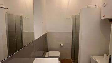 Dusche, Haartrockner, Handtücher