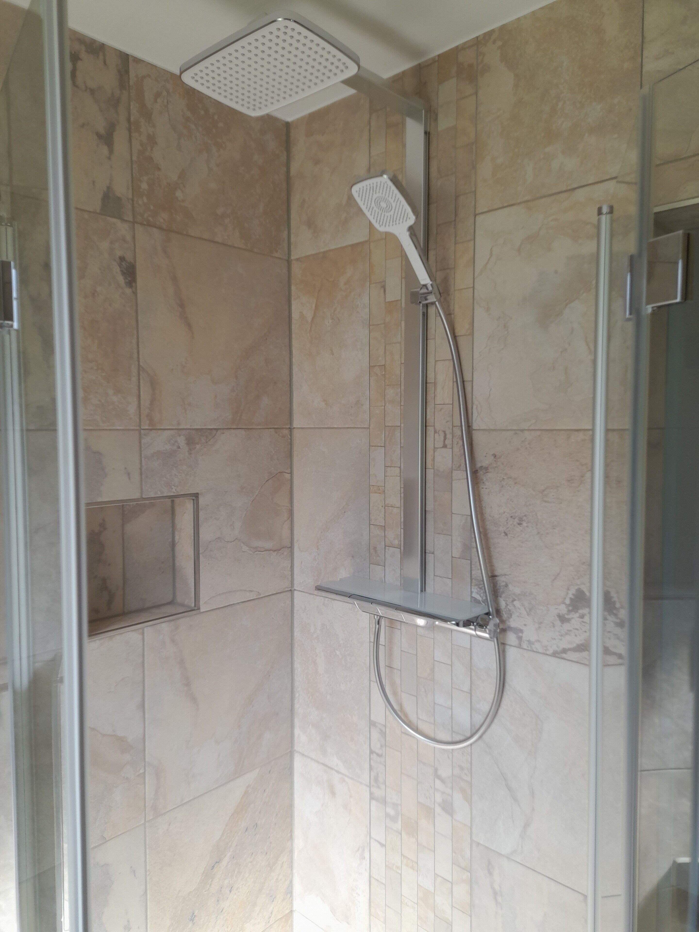 Dusche, Haartrockner, Handtücher