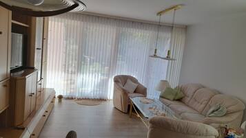 Fernseher, DVD-Player, Stereoanlage