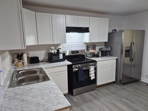 Private kitchen - Home in walking distance to downtown Littleton (Littleton)