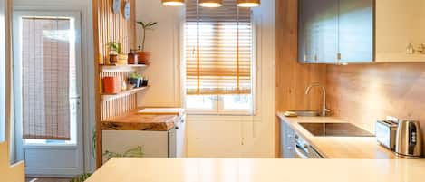 Coffee/tea maker, fridge, oven, stovetop