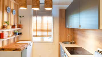 Coffee/tea maker, fridge, oven, stovetop