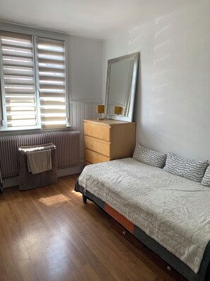 2 dormitorios, tabla de planchar con plancha, Internet y ropa de cama