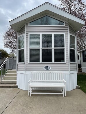 Exterior - "THE LOFT" Sharp, Clean Fully Furnished Cozy 1-bedroom Park Model, Sleeps 6 (Six Lakes)