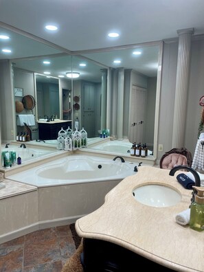 Secadora de cabello, toallas, jabón, papel de baño