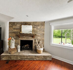 Interior - 2 Story lakefront home- on the Narrow's of Greers Ferry Lake (Greers Ferry)