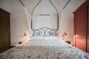 Bureau, fer et planche à repasser, lit parapluie, Wi-Fi gratuit