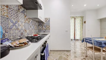 Frigorífico, horno, placa de cocina y cafetera o tetera