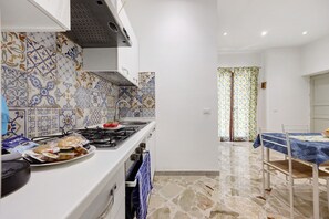 Fridge, oven, stovetop, coffee/tea maker