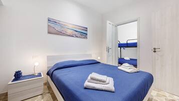 Iron/ironing board, bed sheets