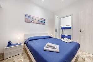 Iron/ironing board, bed sheets