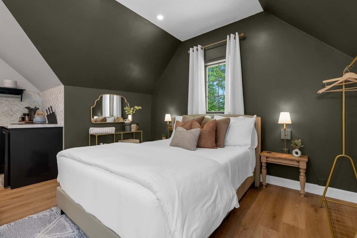 Iron/ironing board, travel crib, WiFi, bed sheets