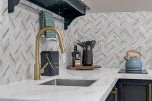 Réfrigérateur, four à micro-ondes, surface de cuisson, cafetière-théière