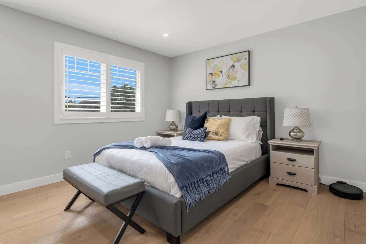 Iron/ironing board, travel crib, WiFi, bed sheets