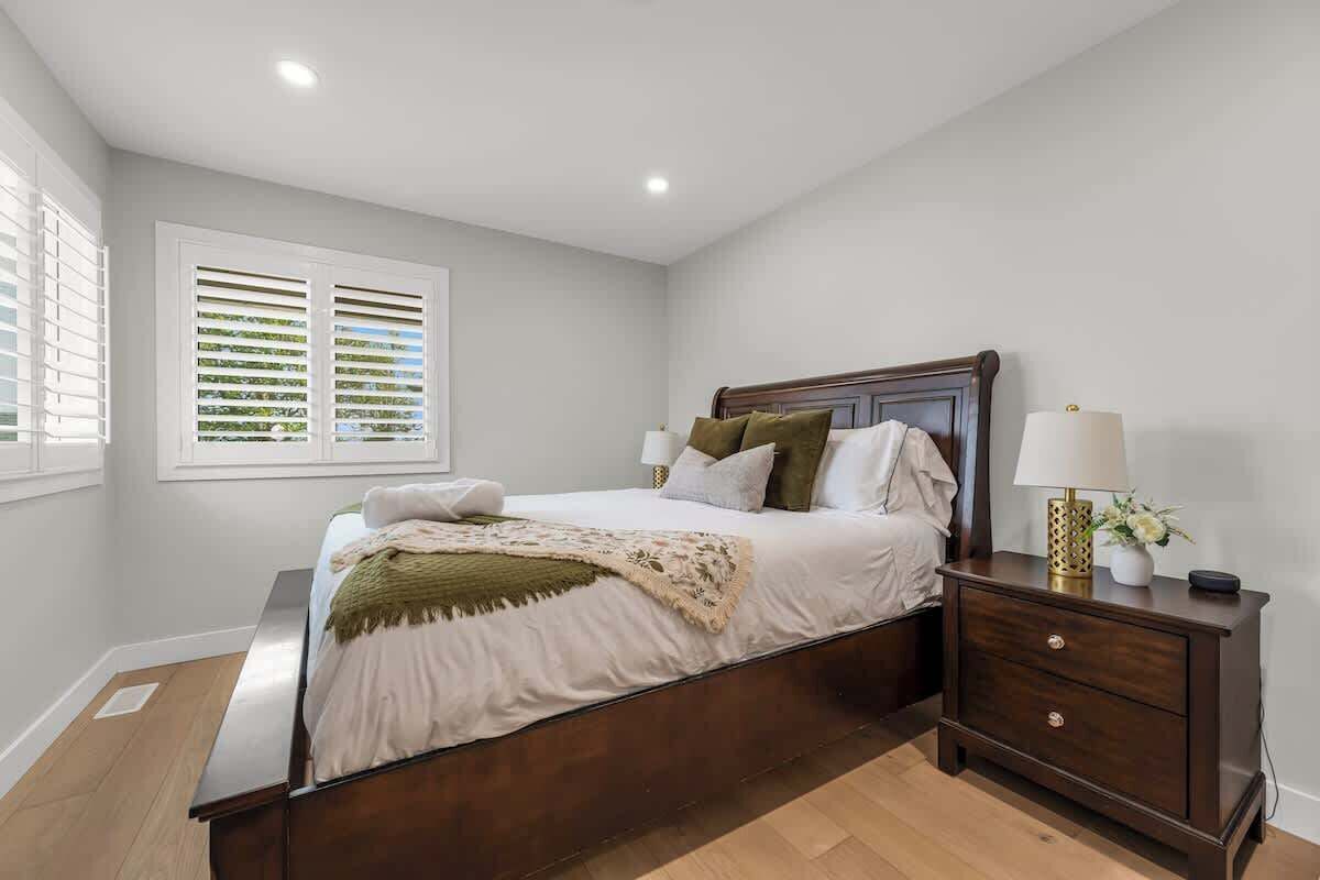 Iron/ironing board, travel crib, WiFi, bed sheets