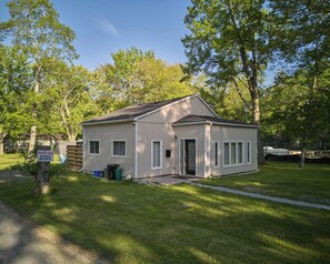 Exterior - Wylde Roots Escape - Hidden Beachside Cottage (Port Colborne)