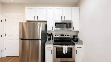 Coffee/tea maker, fridge, microwave, oven