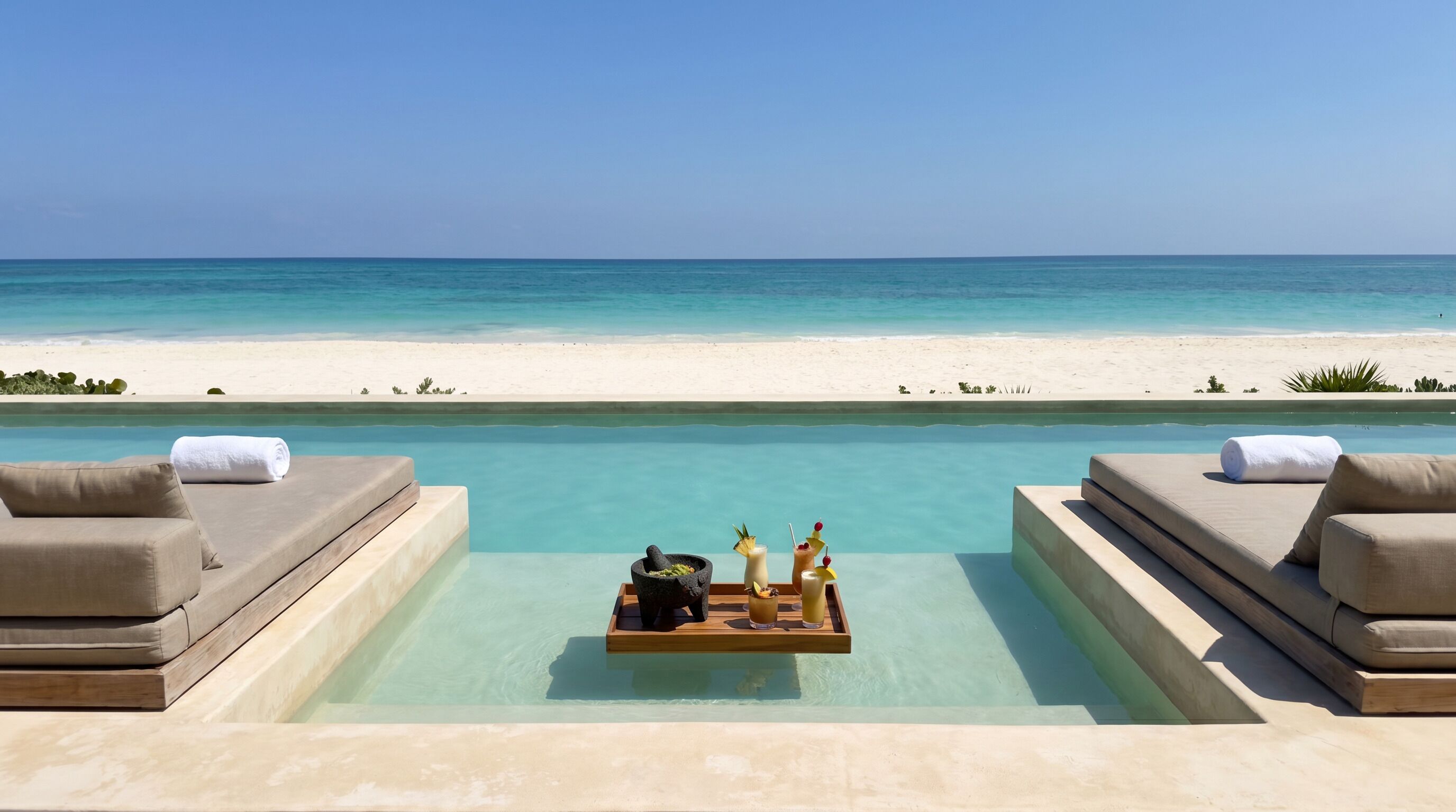 Ligstoelen aan het strand, strandlakens