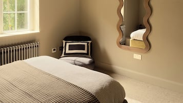 Tabla de planchar con plancha, wifi y ropa de cama