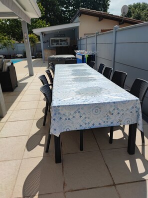 Outdoor dining - House with a Pool: The Charm of the Pool in Gujan-Mestras (Gujan-Mestras)