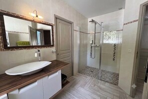 Bathroom - House with a Pool: The Charm of the Pool in Gujan-Mestras (Gujan-Mestras)