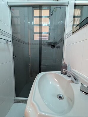 Bathroom - Flat on a quiet street in Copa! (Rio de Janeiro)