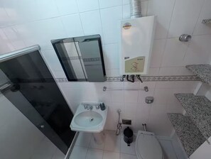 Bathroom - Flat on a quiet street in Copa! (Rio de Janeiro)