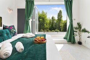 4 bedrooms, iron/ironing board, WiFi (free), bed sheets - House near Windsor with river view (Wraysbury)