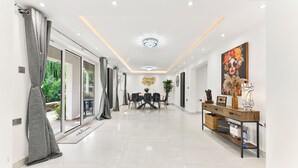 Een modern interieur met een eethoek, een console tafel en een groot raam.