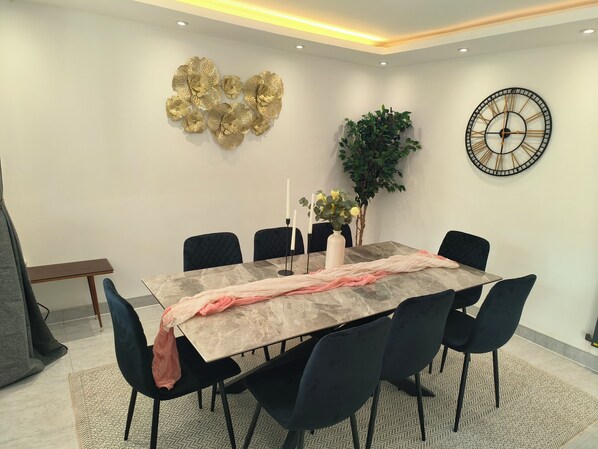 Dining - House near Windsor with river view (Wraysbury)