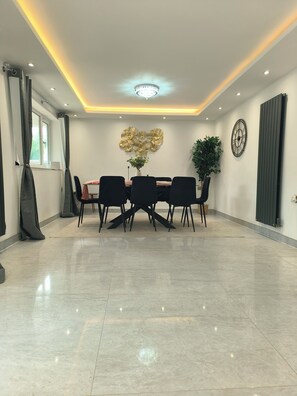 Dining - House near Windsor with river view (Wraysbury)