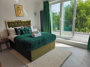 Room - House near Windsor with river view (Wraysbury)