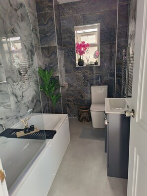 Bathroom - House near Windsor with river view (Wraysbury)
