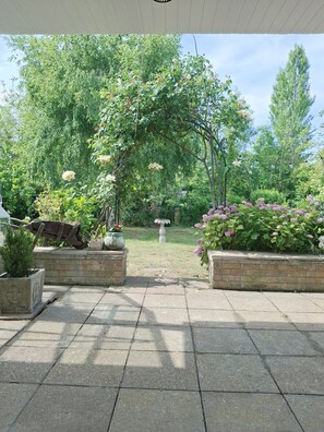 Property grounds - House near Windsor with river view (Wraysbury)