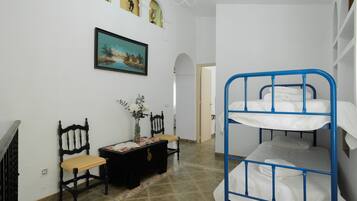 Tabla de planchar con plancha, wifi y ropa de cama