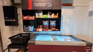 Ein Eisstand mit einem Schild, das 'ICE by NICE' zeigt, und einem Kühlgerät im Vordergrund.