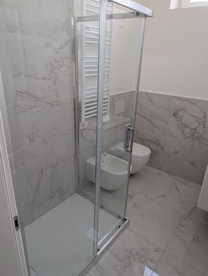 Shower, hair dryer, bidet, towels - The perfect way to experience Milan in total comfort (Milano)