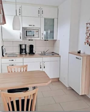 Coffee/tea maker, fridge, microwave, stovetop - Beachfront Apartment with Private Pool & Sauna (Cuxhaven)