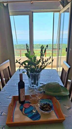 Dining - Almond Apartment (Vuno)