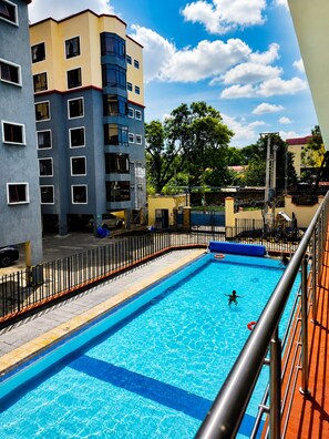 Una piscina al aire libre, una piscina climatizada
